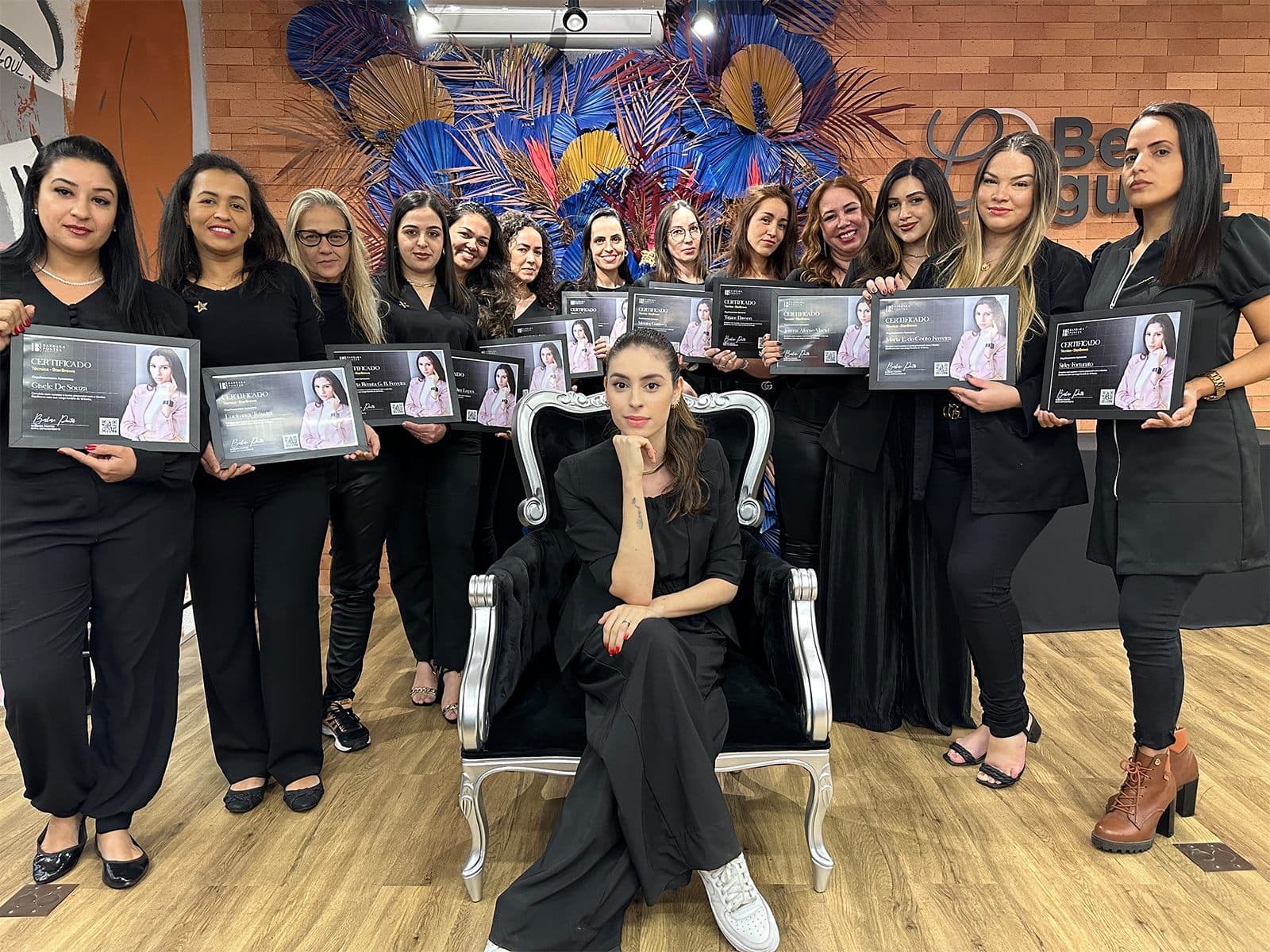 Turma da Imersão StarBrows com os certificados nas mãos, e Bárbara Pontes sentada ao centro