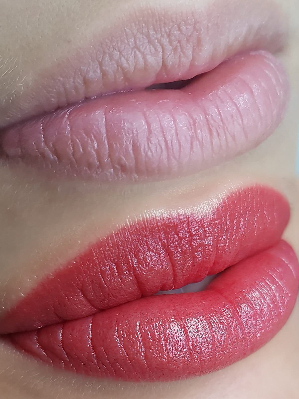Antes e depois de micropigmentação labial, do tom natural para um vermelho definido